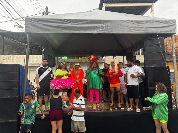 Bairro Aparecida recebe 2025 com o tradicional “Bloco das Peruas”