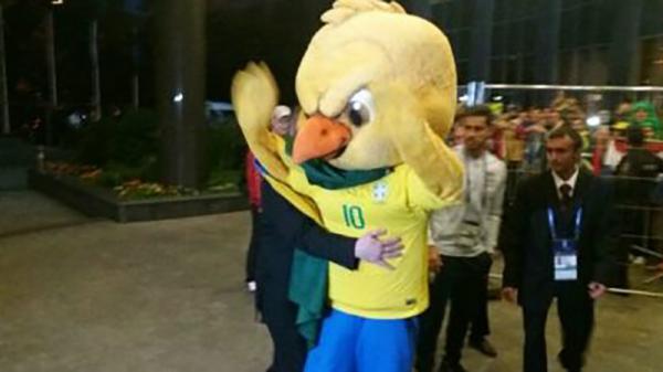 Canarinho Pistola é preso na Rússia e volta para zoar mais ainda