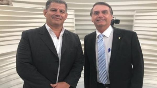 'Agora é guerra', diz presidente do PSL sobre ataque a Bolsonaro