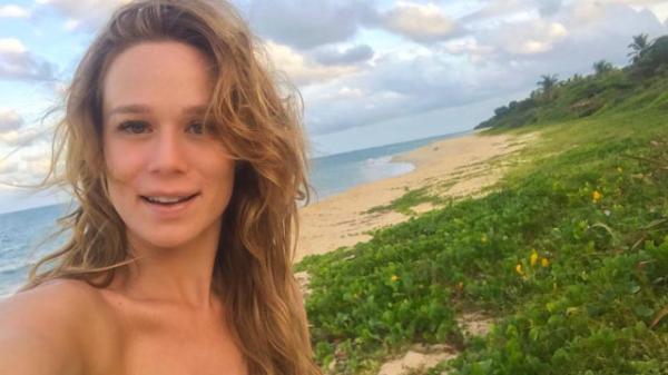 Mariana Ximenes posa completamente nua e diz: ”Aceito meu corpo”