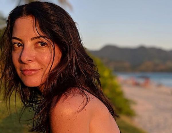 Aos 53 anos, Ana Paula Padrão exibe boa forma de biquíni