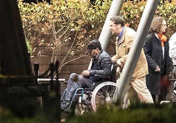 Pelé aparece de cadeira de rodas e debilitado ao embarcar em Paris após receber alta