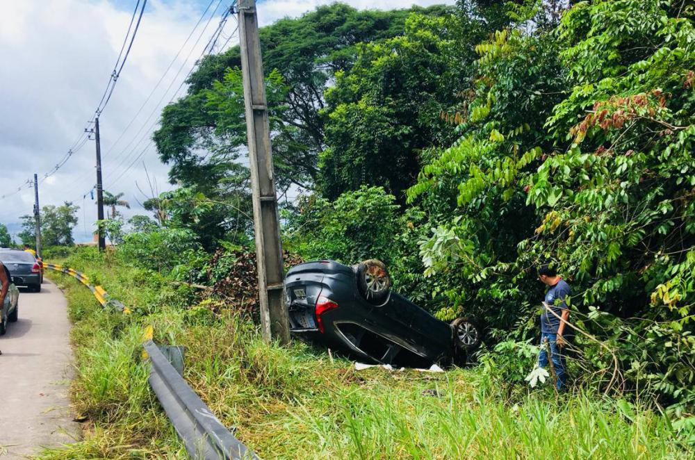 Mulher fica ferida após capotar carro em 'curva da morte' em Iranduba
