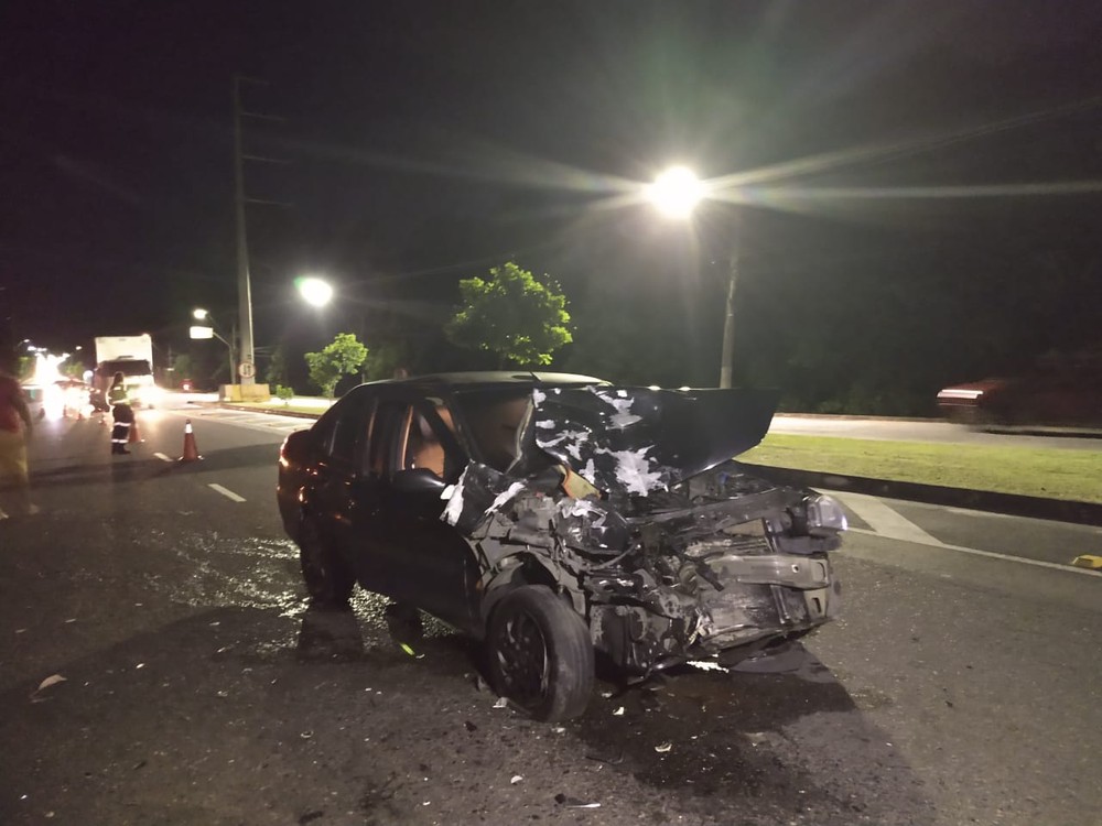 Homem fica ferido após acidente entre dois carros na Zona Oeste de Manaus