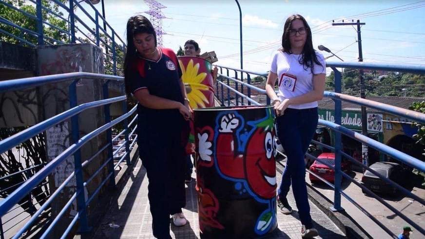 Lixeiras ganham novo visual após ação de estudantes em terminal da Cidade Nova