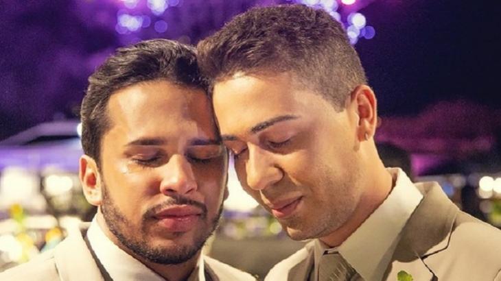 Carlinos Maia pergunta se marido não tem vergonha de ser gay e diz pra ele procurar Jesus