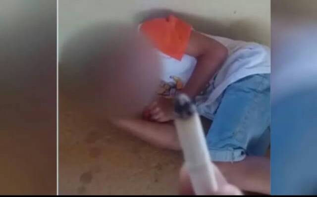 Adolescentes agridem e queimam crianças com cigarro