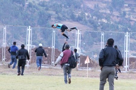 Árbitro pula cerca para não ser agredido em jogo no Peru
