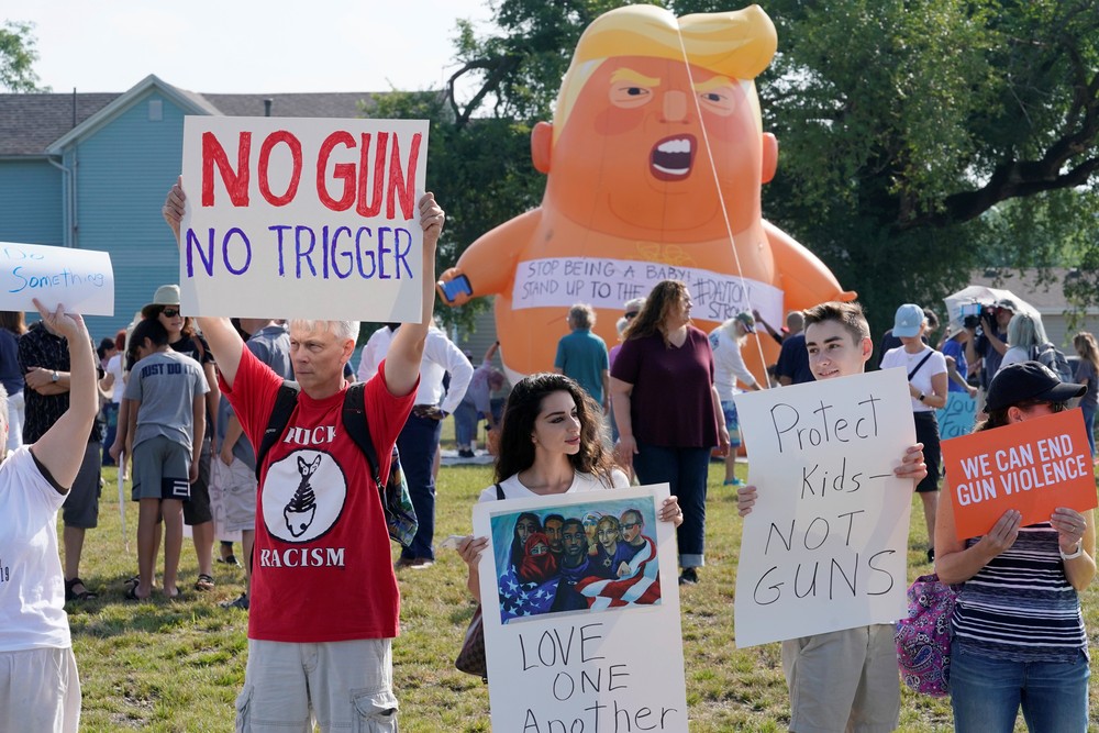 Em meio a protestos, Trump chega a Dayton, em Ohio, após massacre