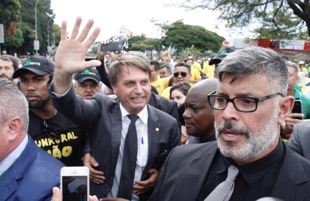 ‘Quem é Alexandre Frota?’, ironiza Bolsonaro após expulsão do PSL