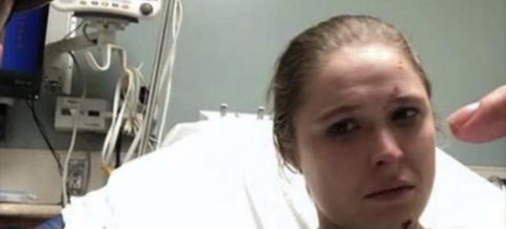 Ronda Rousey posta foto com parte do dedo pendurado após acidente em filmagem