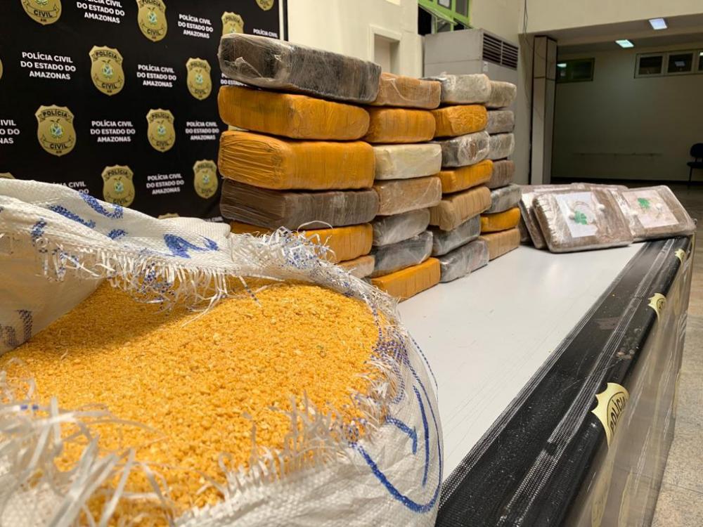 Polícia Civil e Receita Federal apreendem 37 kg de maconha tipo skunk em embarcações