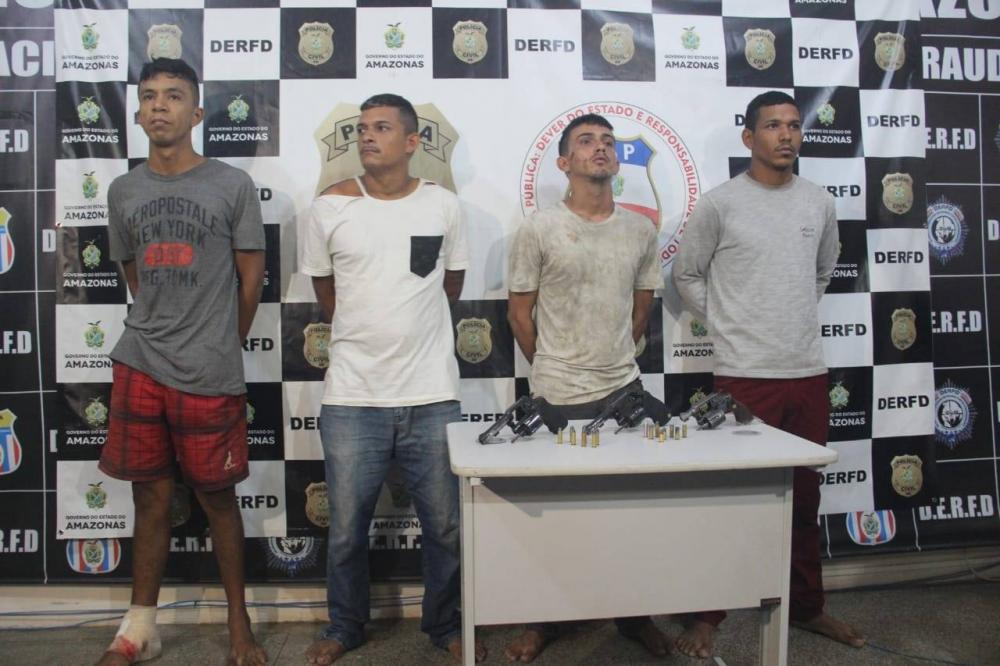 Polícia apresenta criminosos que tentaram assaltar posto do Sinetram