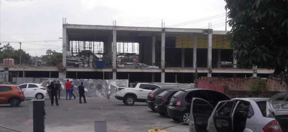 Trabalhador se desequilibra e cai do segundo andar de obra em Manaus