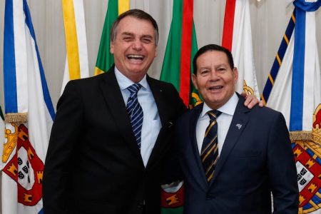 Mourão visita Bolsonaro no hospital e não fala com a imprensa