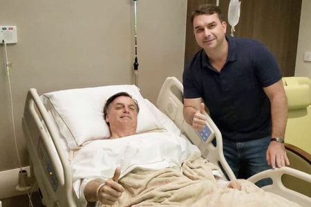 Bolsonaro caminha em hospital de SP um dia após cirurgia