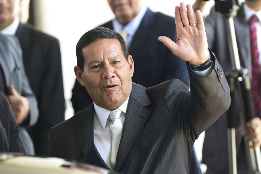 Mourão sobre declaração de Carlos Bolsonaro: 'Isso é problema dele'