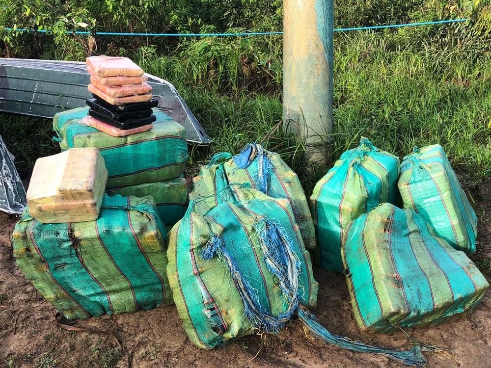 Suspeitos abandonam lancha com meia tonelada de maconha no AM após operação do Exército