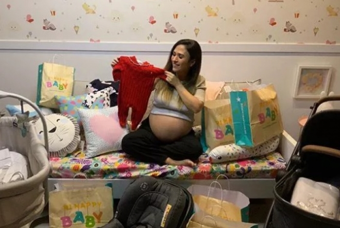 Tatá Werneck exibe barrigão de oito meses e tira sarro: 'Juro que ainda tenho umbigo'