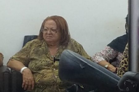 Mãe do cantor Belo gera polêmica e quase quebra pau em salão de beleza