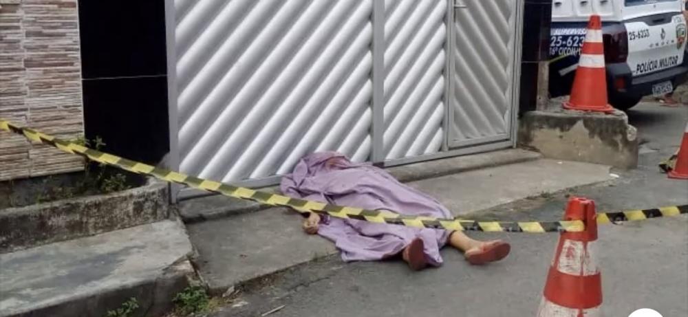 Mulher é morta a tiros em frente à própria casa em Manaus