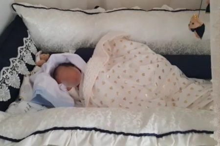 Bebê levado de maternidade por enfermeira é devolvido aos pais