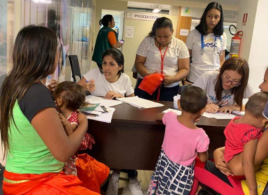 Mutirão de cidadania atende indígenas venezuelanos de abrigos da capital