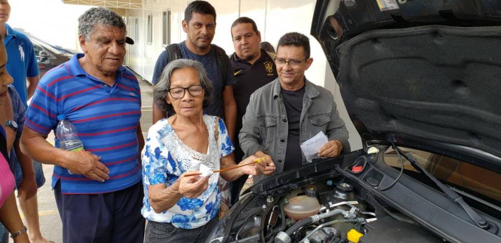 Aos 76 anos, idosa conclui curso de Mecânica Básica no Detran-AM
