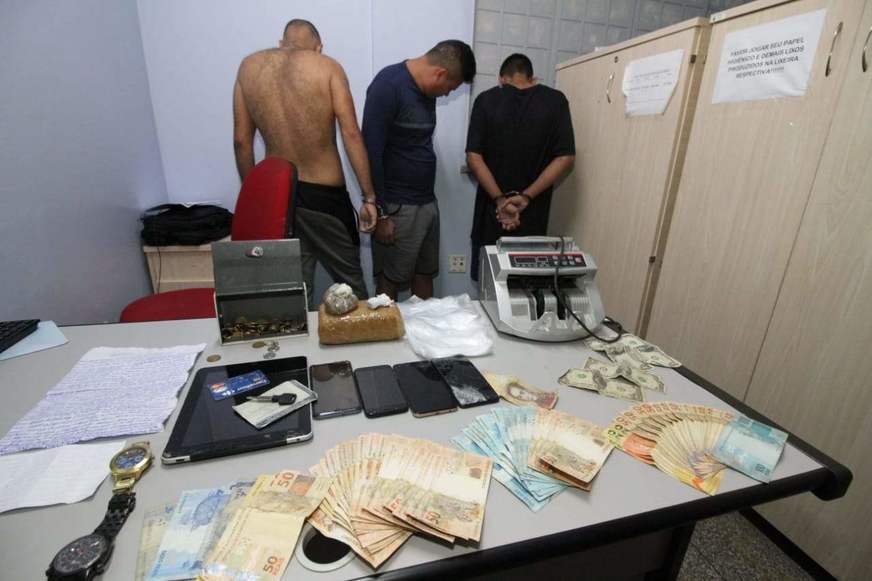 Polícia apreende máquina de contar dinheiro e fecha 'boca de fumo' na Zona Norte