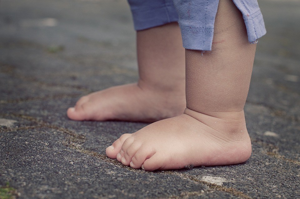 Babá é acusada de queimar com cigarro e estuprar criança de três anos