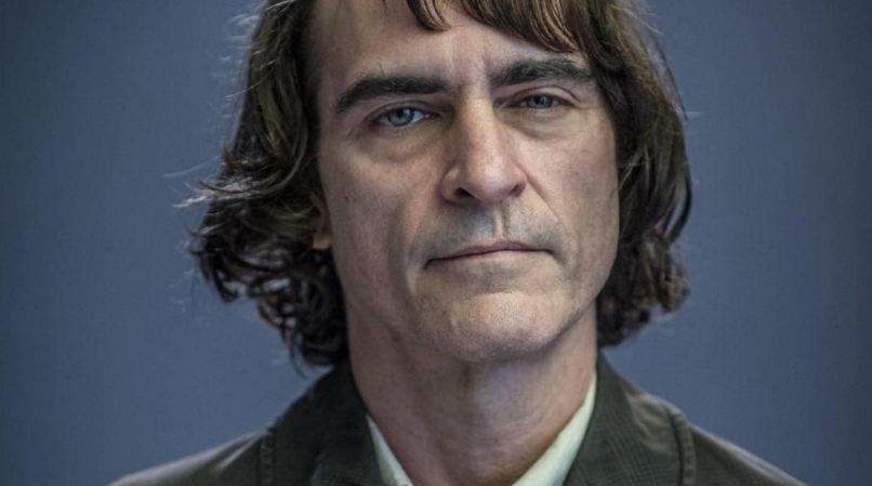 Joaquin Phoenix colide carro com caminhão dos Bombeiros em Los Angeles