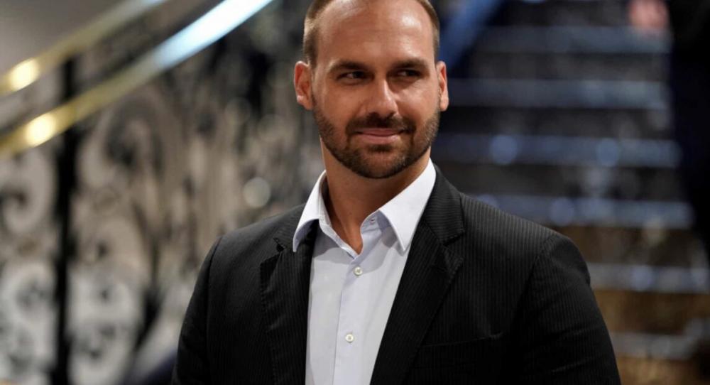 Eduardo Bolsonaro ironiza sigla LGBT em camiseta