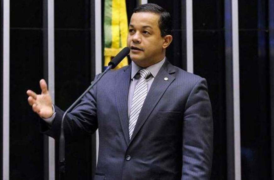 Deputado Pablo Oliva nega existência de crise interna no PSL