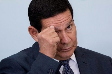 ‘Nem a Nasa é capaz de detectar’, diz Mourão sobre óleo em praias