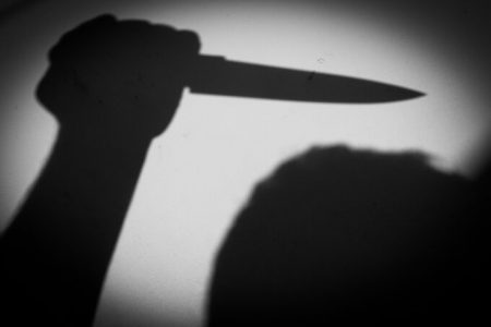 Pai mata filha de 4 anos a facadas e tira a própria vida