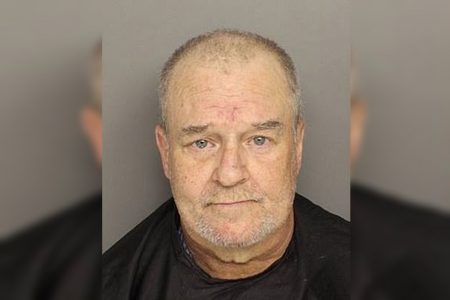 Mulher escapa de estuprador após morder e esfaquear o pênis dele
