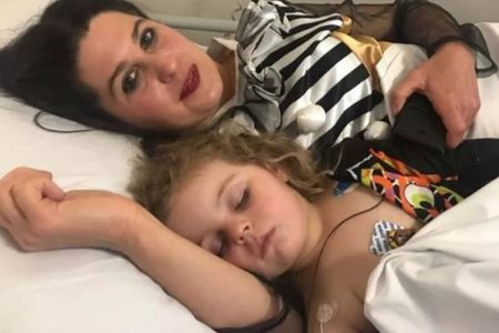 Menina confunde tarja preta com doce de Halloween e quase morre