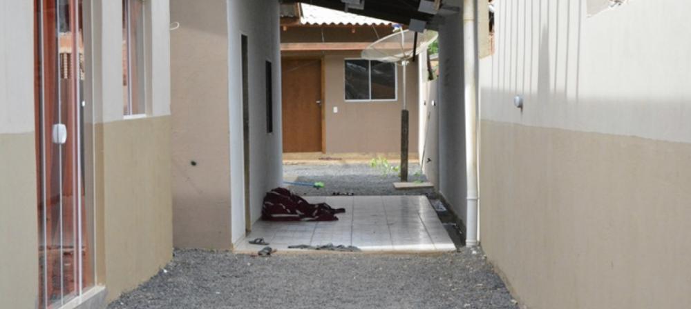 Jovem que matou filha de quatro meses de fome é morta pelo namorado