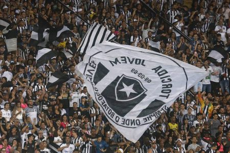 Torcedores se unem para pagar salários atrasados no Botafogo
