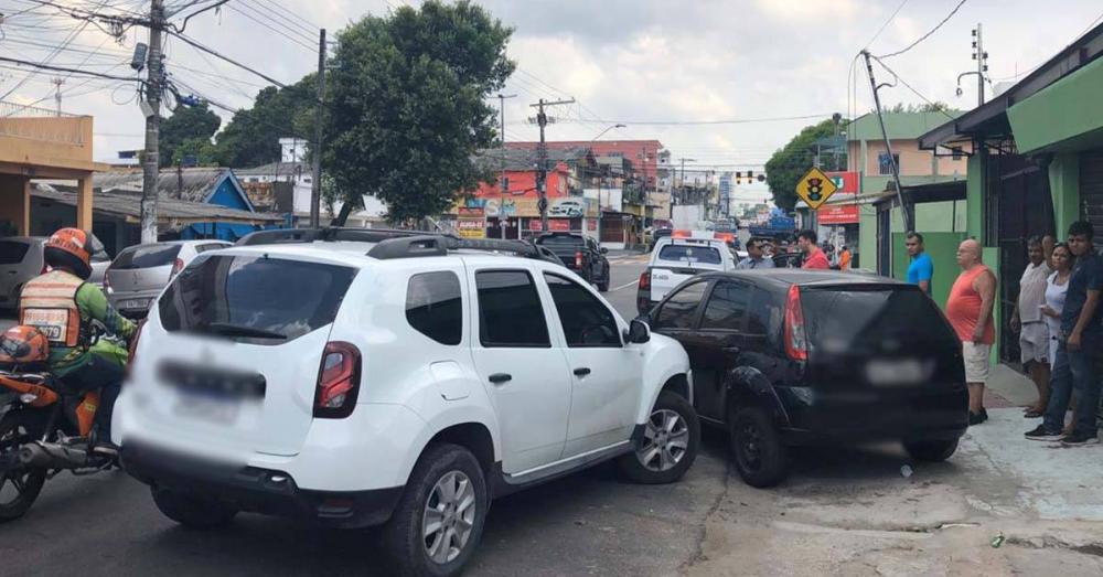 Colisão entre carros deixa trânsito congestionado na Praça 14
