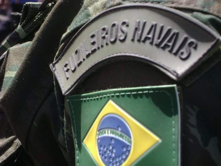 Fuzileiros vão tentar localizar manchas de petróleo no litoral brasileiro