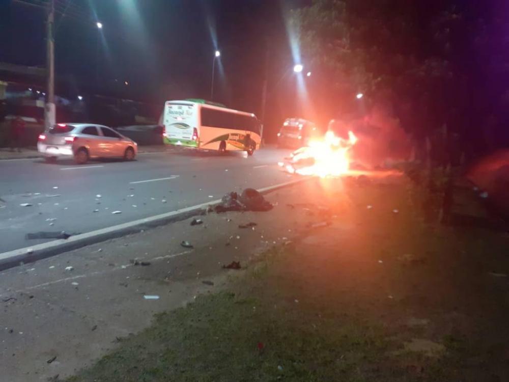 Homem morre após colisão e capotamento, na Mário Ypiranga