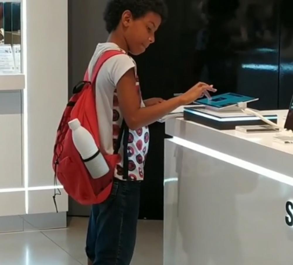 Estudante ganha computador após ser visto fazendo pesquisa em loja de departamento