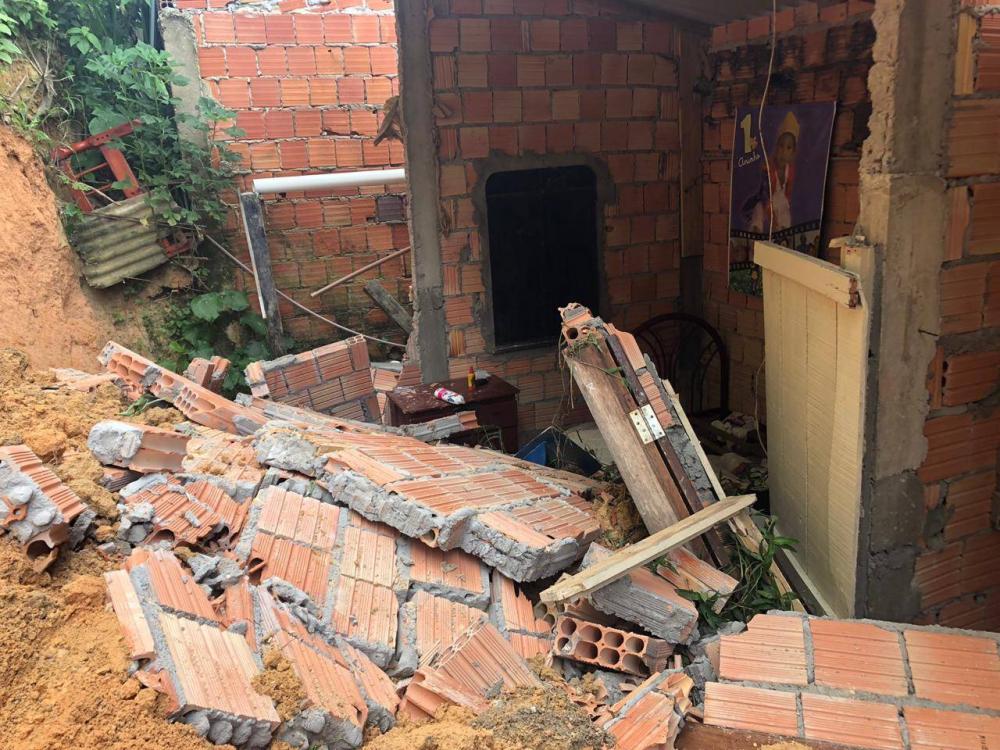 Criança fica ferida após parte de casa desabar no Cidade de Deus