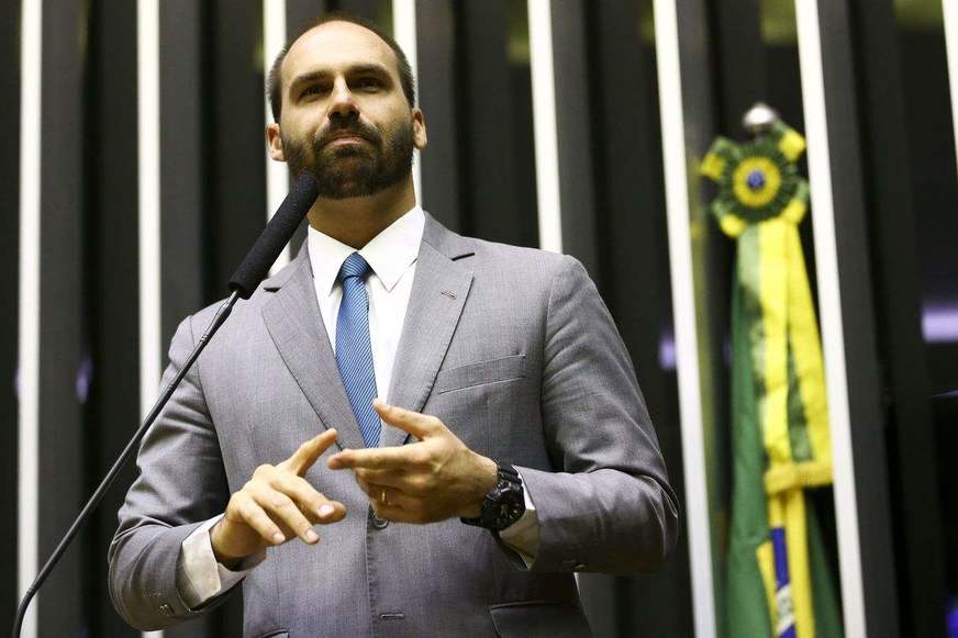 PSL pune Eduardo Bolsonaro e outros 17 deputados ligados ao governo