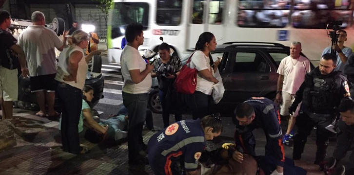 Colisão entre carros deixa duas pessoas feridas no Centro