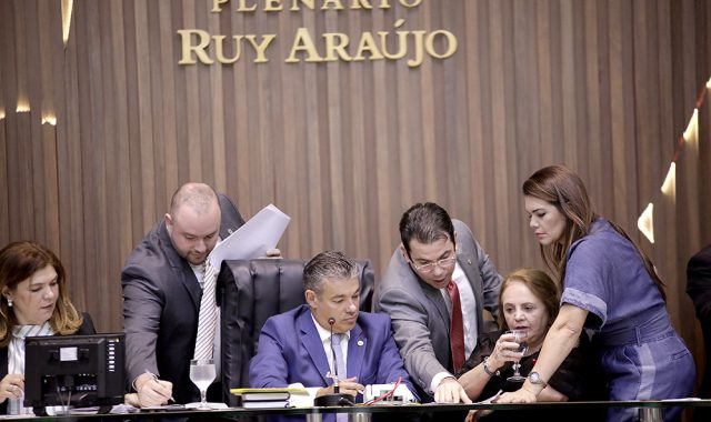 Deputados aprovam contratação de funcionários temporários pelo Estado