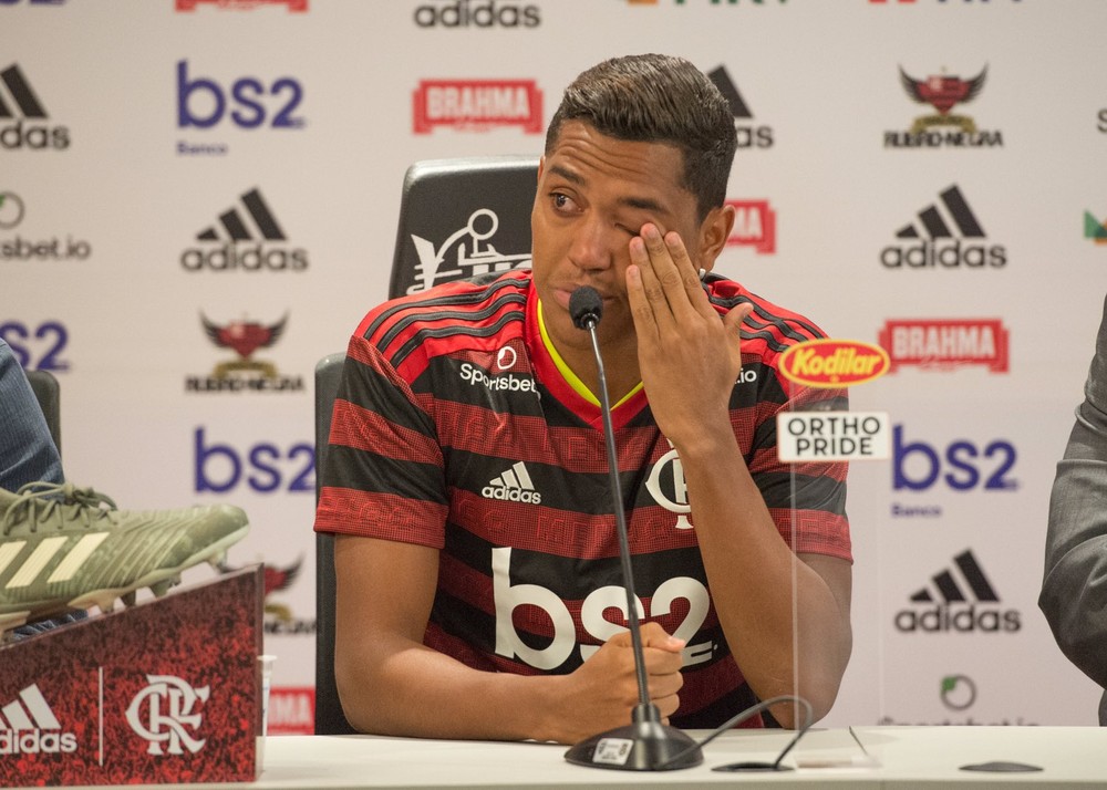 Pedro Rocha se apresenta no Flamengo, chora e diz estar