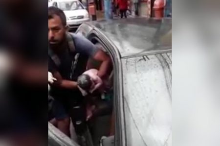 Mulher dá à luz presa em um engarrafamento: ‘Não teve jeito’