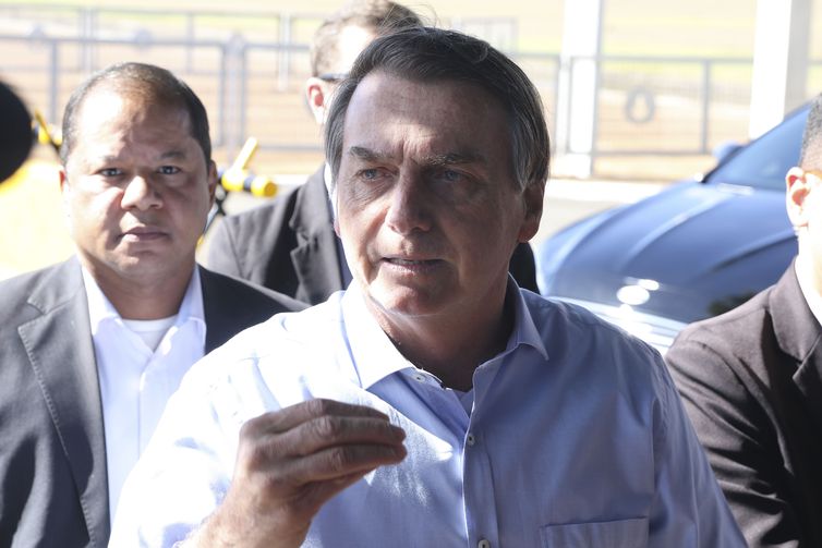 Bolsonaro desiste de dar desconto na conta de energia de igrejas